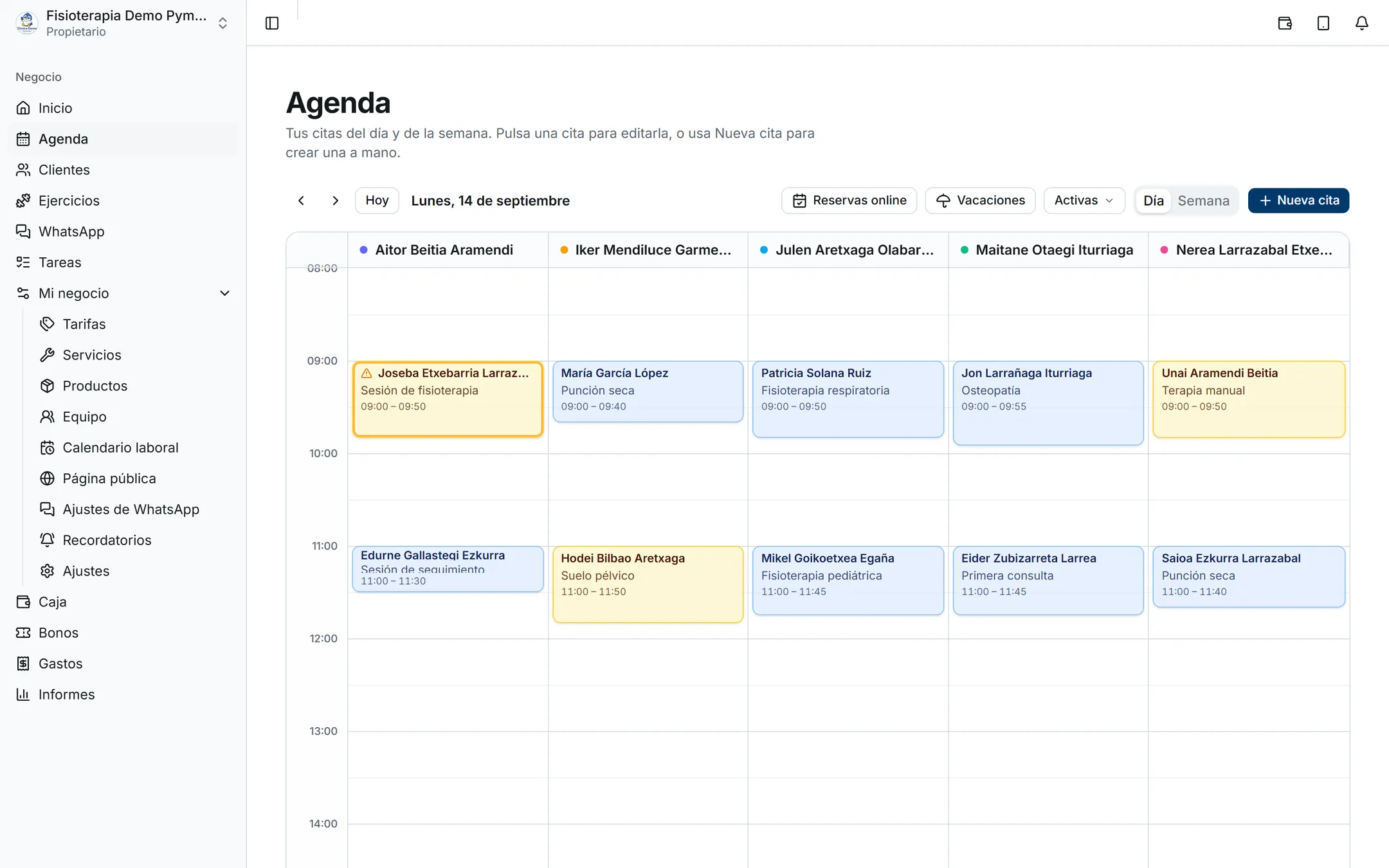 Agenda de una clínica de fisioterapia con las citas del día repartidas en una columna por profesional